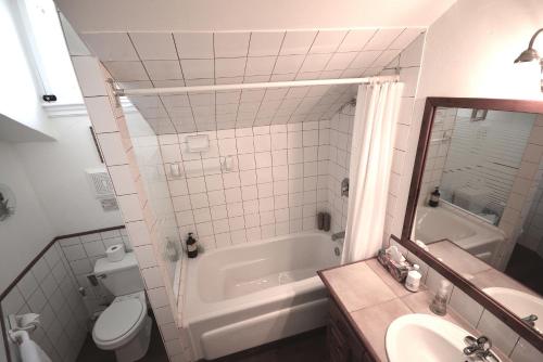 圣雅各布斯1842住宿加早餐旅馆的带浴缸、卫生间和盥洗盆的浴室