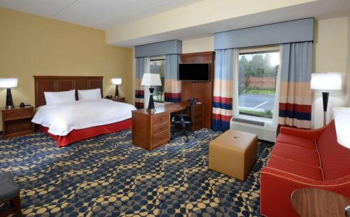 林奇堡林奇堡汉普顿旅馆及套房酒店的酒店客房配有一张床、一张桌子和一把椅子。