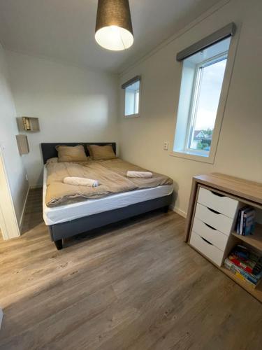 法伦2 bedroom apartment in Falun - 2km from centrum的一间卧室设有一张床和一个窗口