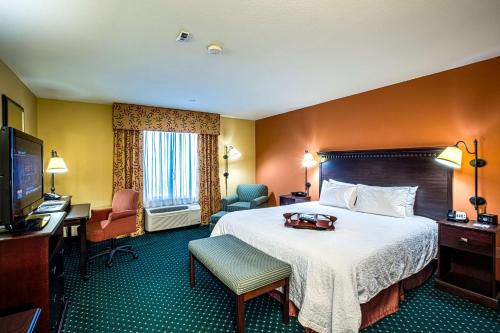 埃尔克格罗夫汉普顿旅馆&套房酒店萨克拉门托 - 艾克格罗夫中拉古纳I-5的配有一张床和一张书桌的酒店客房