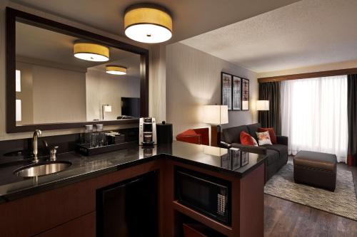 华盛顿Embassy Suites by Hilton Washington DC Chevy Chase Pavilion的酒店客房设有厨房和客厅。