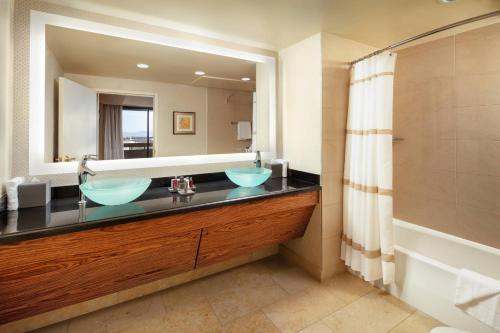 圣地亚哥圣地亚哥拉霍亚万豪酒店的一间带两个盥洗盆和大镜子的浴室