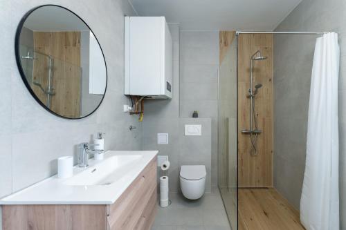 奥西耶克Sunrise & Sunset Apartmani - Self Check In的一间带水槽、镜子和淋浴的浴室