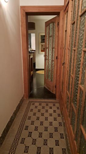 HobokenHenriëtta的走廊设有木门,铺有瓷砖地板