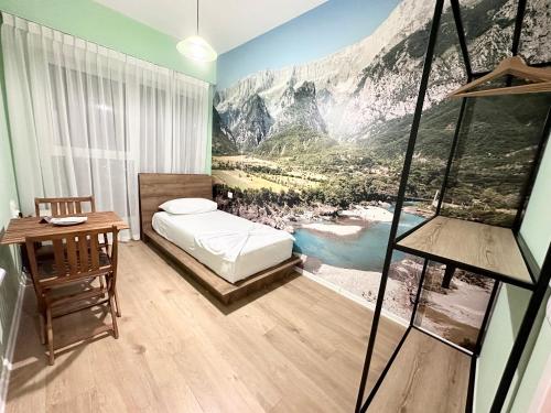 地拉那107 Dreams的卧室的墙上挂有山壁画