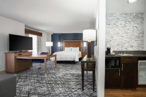 奥斯汀Hampton Inn & Suites Austin-Downtown/Convention Center的配有一张床和一张书桌的酒店客房