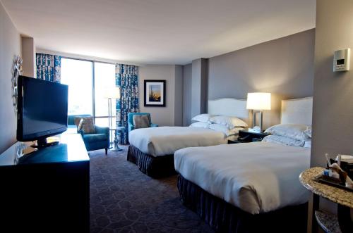 阿林顿阿灵顿希尔顿酒店的酒店客房设有两张床和一台平面电视。