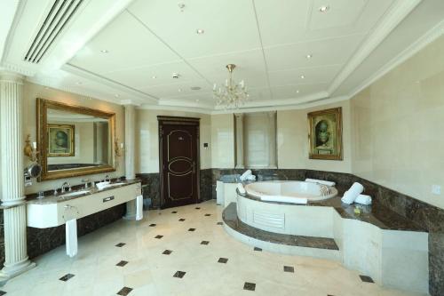贝鲁特贝鲁特哈卜图希尔顿大酒店的带浴缸和盥洗盆的大浴室