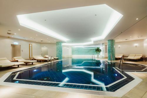 柏林希尔顿柏林酒店的一座建筑物中央的游泳池