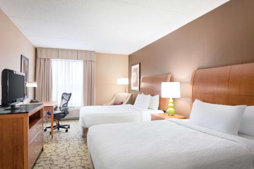 塔斯卡卢萨塔斯卡卢萨希尔顿花园酒店的酒店客房设有两张床和电视。