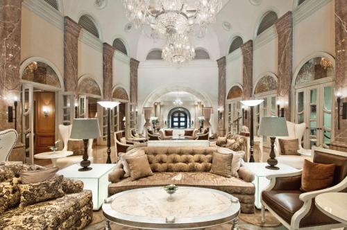 孟买希尔顿孟买国际机场酒店的带沙发和吊灯的大型客厅