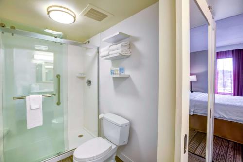 诺伍德波士顿诺伍德汉普顿酒店的带淋浴和卫生间的浴室以及1张床。