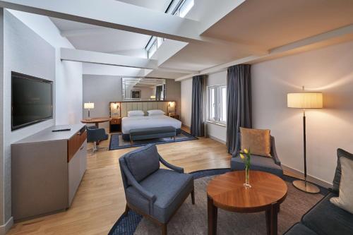 科隆希尔顿科隆酒店的一间酒店客房,配有一张床和一台电视