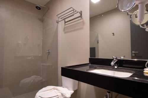 马塞约Maceio Mar Resort All Inclusive的一间带水槽和淋浴的浴室