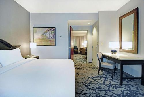查尔斯顿查尔斯顿合博套房酒店的酒店客房带一张床铺、一张书桌和一间卧室