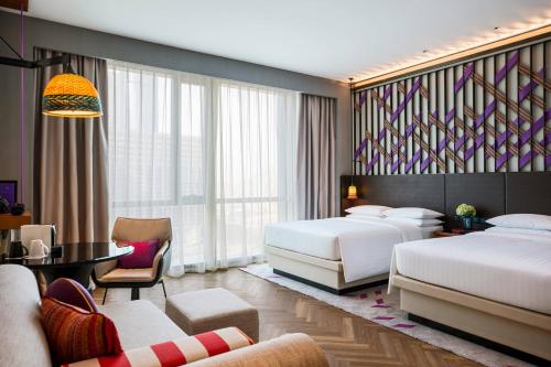 南宁南宁万丽酒店的酒店客房设有两张床和一张桌子。