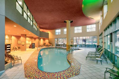 弗赖拉辛Embassy Suites by Hilton Dallas Frisco Hotel & Convention Center的医院大楼里的一个大型游泳池