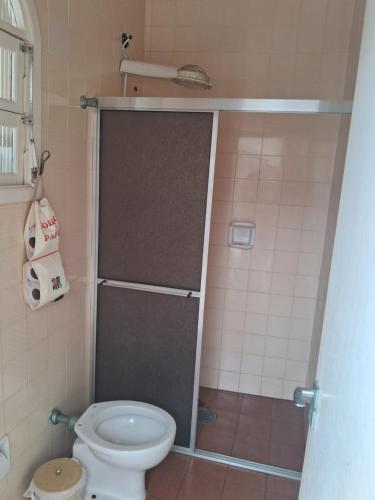 伊塔尼亚恩Loft Praia do Sonho的带淋浴和卫生间的浴室