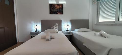 马尔马里斯Arslan Villa with Pool的配有2张床的白色墙壁和窗户客房