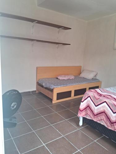 伊塔尼亚恩Loft Praia do Sonho的一间卧室配有一张床和一把椅子