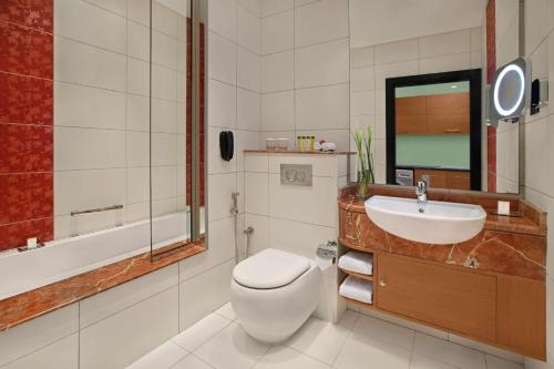 迪拜DoubleTree by Hilton Hotel and Residences Dubai – Al Barsha的一间带卫生间和水槽的浴室