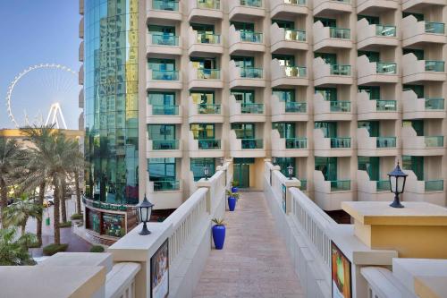 迪拜迪拜朱美拉希尔顿度假酒店的享有国际酒店素食者的景致