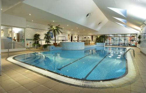 达宁顿堡希尔顿动米德兰机场酒店的大楼内的大型游泳池