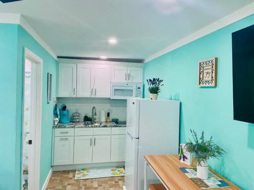 坦帕Beautiful and comfortable rom apt # 2的厨房配有白色橱柜和白色冰箱。