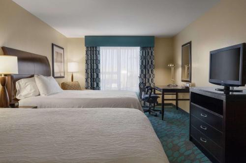 法戈法戈希尔顿花园旅馆的酒店客房设有两张床和一台平面电视。