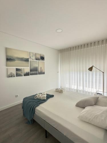 比索达雷加Douro Escape - Riverfront Apartment的白色的卧室设有一张大床和一个窗户
