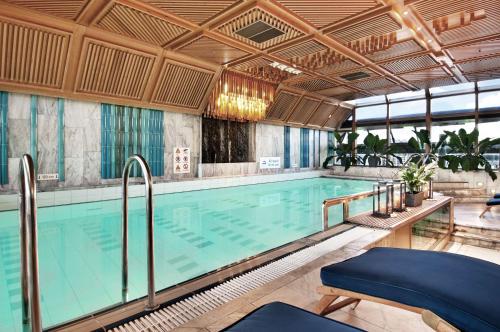赫尔辛基赫尔辛基斯特兰德希尔顿酒店的大型室内游泳池和大型游泳池