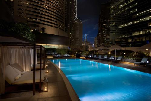 香港香港港丽酒店的城市的一个大型游泳池