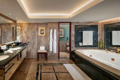 香港香港港丽酒店的一间带大浴缸和水槽的浴室