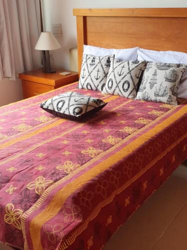 布希奥斯Casa de 3 quartos em condomínio em Geriba的一间卧室配有一张红色床罩的床