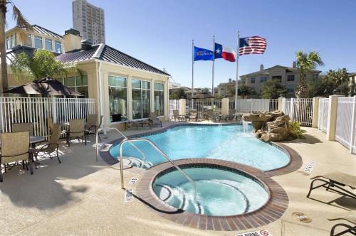 休斯顿休斯顿/商业区希尔顿花园旅馆的天井上带两面旗帜的游泳池