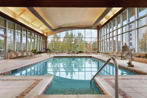 亨茨维尔亨茨维尔合博套房酒店的一座带窗户的建筑中的游泳池