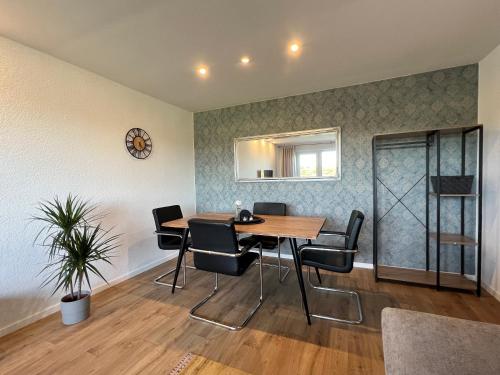 哈廷根Stilvolles Apartment mit ländlichem Ausblick的一间带桌椅的用餐室