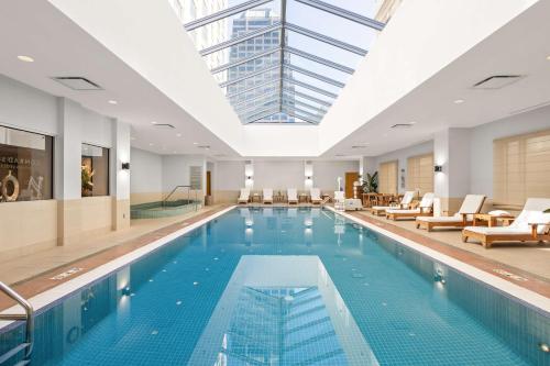 印第安纳波利斯康拉德印第安纳波利斯酒店的一座带天窗的大型游泳池