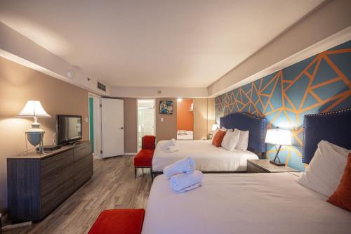 拉斯维加斯StayTogetherSuites 760的酒店客房设有两张床和一台平面电视。