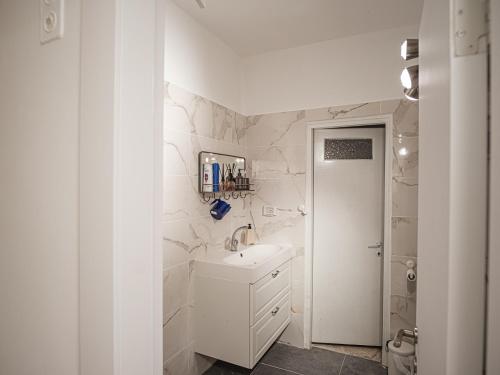 内坦亚Appartement cosy sur Netanya的白色的浴室设有水槽和卫生间。