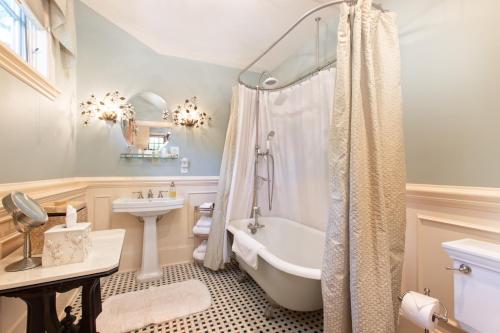 阿什维尔Black Walnut B&B Inn的带浴缸、卫生间和盥洗盆的浴室