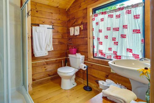 詹姆斯敦Pet-Friendly Jamestown Cabin with Fire Pit and Deck!的一间带卫生间、水槽和窗户的浴室