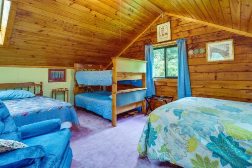 詹姆斯敦Pet-Friendly Jamestown Cabin with Fire Pit and Deck!的小木屋内一间卧室,配有两张床