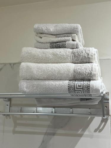 卡萨布兰卡Bel appart+2 ROOM+WIFI+GARE CASA VOYAGEUR+TRAM的毛巾架上的毛巾堆
