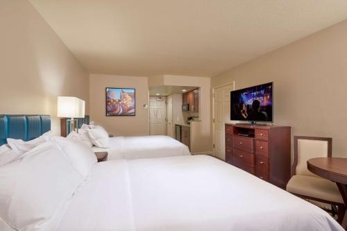 拉斯维加斯Hilton Grand Vacations Club Paradise Las Vegas的酒店客房设有两张床和一台平面电视。