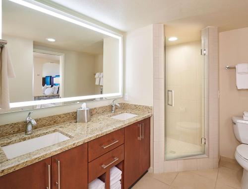 拉斯维加斯Hilton Grand Vacations Club Paradise Las Vegas的一间带两个盥洗盆和淋浴的浴室
