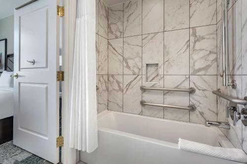 拉斯维加斯Hilton Grand Vacations Club on the Las Vegas Strip的白色的浴室设有浴缸和淋浴。