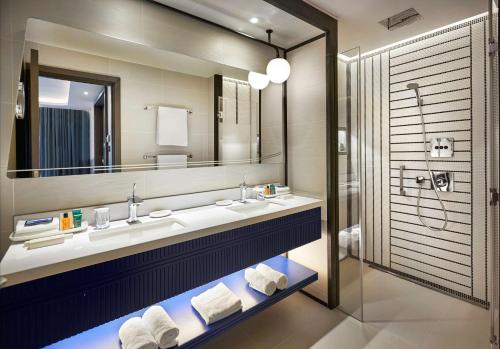 希灵登Hilton London Heathrow Airport的浴室设有2个水槽和镜子
