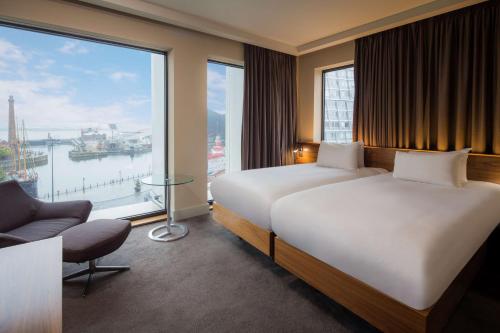 利物浦利物浦市中心希尔顿酒店的酒店客房设有两张床和大窗户。