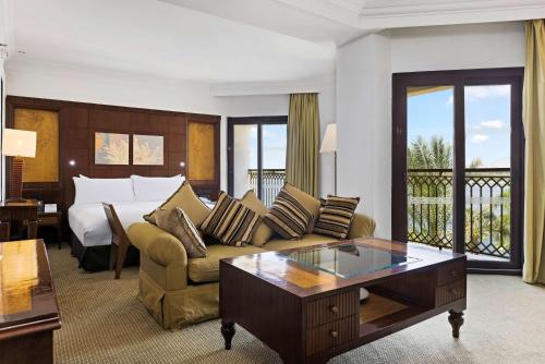 卢克索希尔顿卢克索Spa度假酒店的客厅配有沙发和1张床